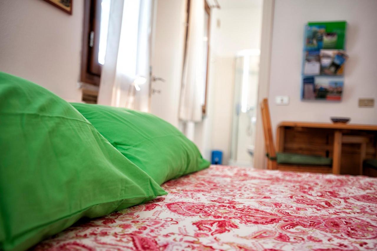 Casa Vacanze Tana Della Volpe Испра Екстериор снимка